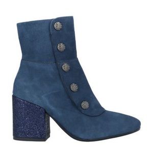 ✨New✨ LORETTA PETTINARI Blue Faux Suede Ankle Boots